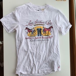 White Levi’s Graphic Tee Shirt